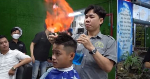 Tiệm cắt tóc thu hút nhiều khách đặc biệt vì cách tạo kiểu độc đáo, nhưng lại khiến người xem thót tim