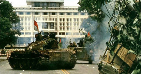 Khoảnh khắc xe tăng tông sập cổng Dinh Độc Lập 30/4/1975