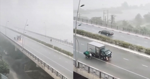 Ấm lòng hình ảnh tài xế xe tải che chở xe máy trong ngày mưa gió