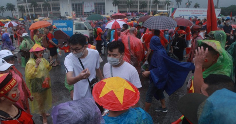 Bất chấp mưa lớn, khán giả vẫn ồ ạt kéo về Mỹ Đình tiếp lửa cho U23 Việt Nam