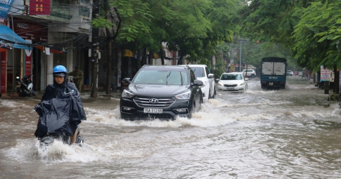 Mưa lũ gây ngập lụt nặng nề, hàng chục ô tô "nổi lềnh bềnh" trên mặt nước