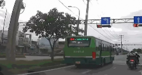 Xe buýt "lao như tên bắn" ở TP HCM, CSGT nói gì?