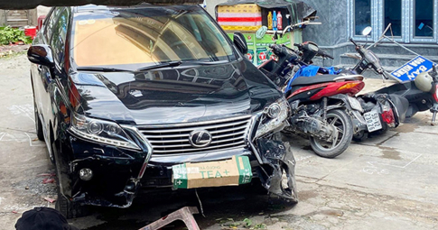 Ô tô Lexus tông 7 xe máy, lao vào hàng quán ở cầu Thị Nghè
