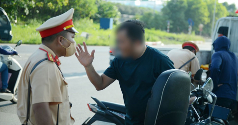 Chạy xe máy vào làn cao tốc, tự xưng phó trưởng khoa bệnh viên, nói"vào viện K sẽ gặp anh"