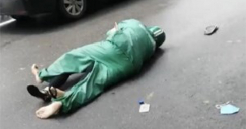 Bàng hoàng chứng kiến người phụ nữ bị sát hại giữa phố trung tâm Hà Nội