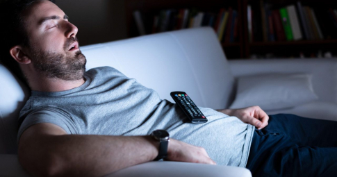 Đi ngủ mà không tắt TV sẽ khiến sức khỏe suy nhược và giảm tuổi thọ