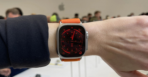 Chủ cửa hàng xách tay dè dặt nhập về Apple Watch Ultra