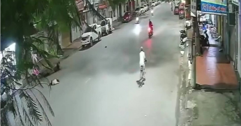 Đứng chờ sang đường, người phụ nữ bị xe máy tông tử vong