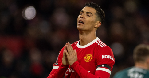 Ronaldo vô duyên lạ thường, MU vất vả ngược dòng trước "đội bóng tí hon"