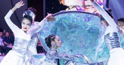 Hoa hậu Lương Thuỳ Linh mạo hiểm treo người ở độ cao 5 mét diễn thời trang