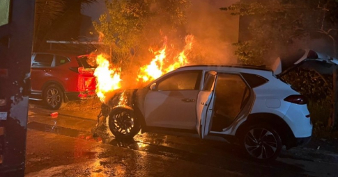 Ô tô đậu trước nhà ở TP.HCM nửa đêm bị người lạ đổ xăng, châm lửa đốt