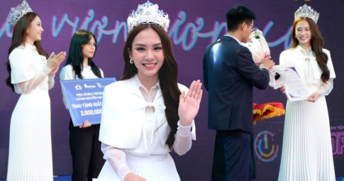 Hoa hậu Mai Phương khoe vẻ đẹp trong trẻo ngày về thăm trường, trao học bổng cho sinh viên có thành tích tốt