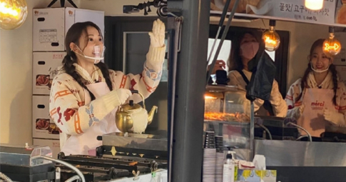 Làm idol chán chê, nay bắt gặp Sakura bán bánh cá ở ga Gangnam