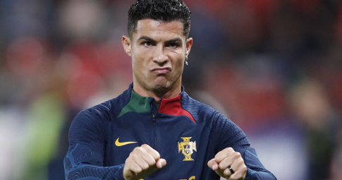 Cầu thủ Man City bực ra mặt với hành động lạ của Ronaldo