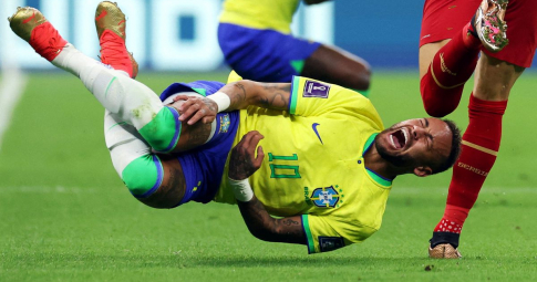 Neymar đăng ảnh bàn chân sưng vù khiến CĐV Brazil lo lắng