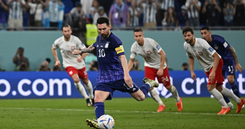Messi trượt penalty, Argentina vẫn giành vé vào vòng knock-out