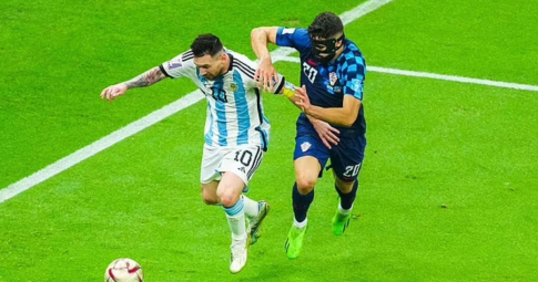 Dù bị biến thành "trò hề", Gvardiol vẫn khen Messi giỏi hơn Ronaldo