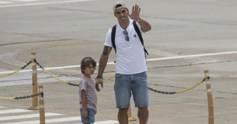 Sau World Cup, Suarez cùng con trai đến nhà Messi ăn mừng