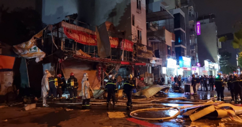 Nóng: Tòa nhà ở Hà Nội bất ngờ bị "thắp sáng", rung chuyển cả khu phố