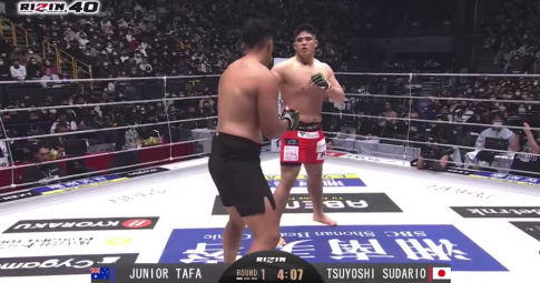 ‘Người khổng lồ’ Junior Tafa tung loạt 21 cú đấm khiến võ sĩ sumo ngã gục