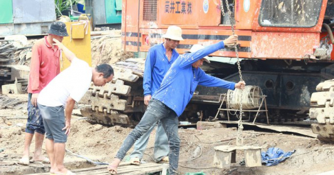Tìm kiếm bé Hạo Nam: Cần 24 giờ làm sạch đất xung quanh cọc bê tông để kéo cọc ra khỏi lồng đất