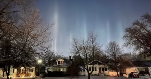 Những cột sáng kỳ lạ xuất hiện trên bầu trời nước Mỹ, liệu có phải UFO đổ bộ xuống "nhà" chúng ta?