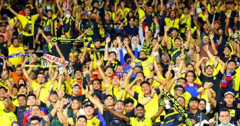 Ngỡ ngàng: CĐV Malaysia ca hát, vỗ tay mừng chiến thắng của ĐT Thái Lan