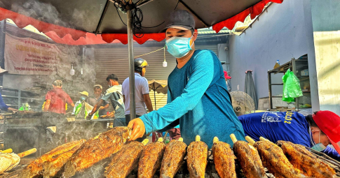 Phố cá lóc nướng ở TP.HCM kín người ngày vía Thần tài, có tiệm bán 4-5 tấn cá