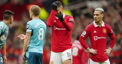 Casemiro nhận án phạt cực nặng vì đá phi thể thao, đẩy MU vào thế cực khó
