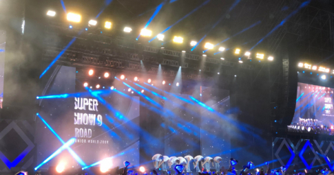 Độc lạ đu idol: Trước thềm super show 9, fan Super Junior tranh thủ họp chợ trao đổi đặc sản