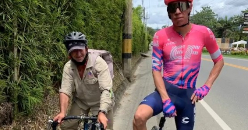 VIDEO: VĐV xe đạp chuyên nghiệp tá hỏa vì bị một "lão nông" bám sát nút