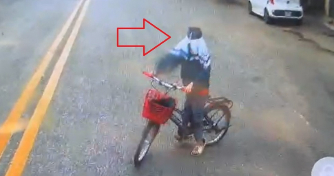 Video: Rùng mình cảnh cậu bé bịt mắt, đạp xe lao ra giữa đường khi ô tô đang lao tới