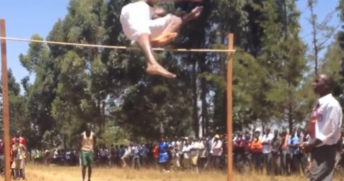 VIDEO độc lạ Châu Phi: Học sinh nhảy cao hơn 2 mét nhưng phong cách nhảy rất lạ