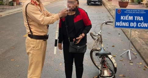 Cảnh sát giao thông xử phạt người phụ nữ đi xe đạp vi phạm nồng độ cồn