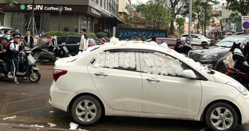 Ô tô bị dán kín băng vệ sinh khi đỗ trên đường ở Bắc Giang